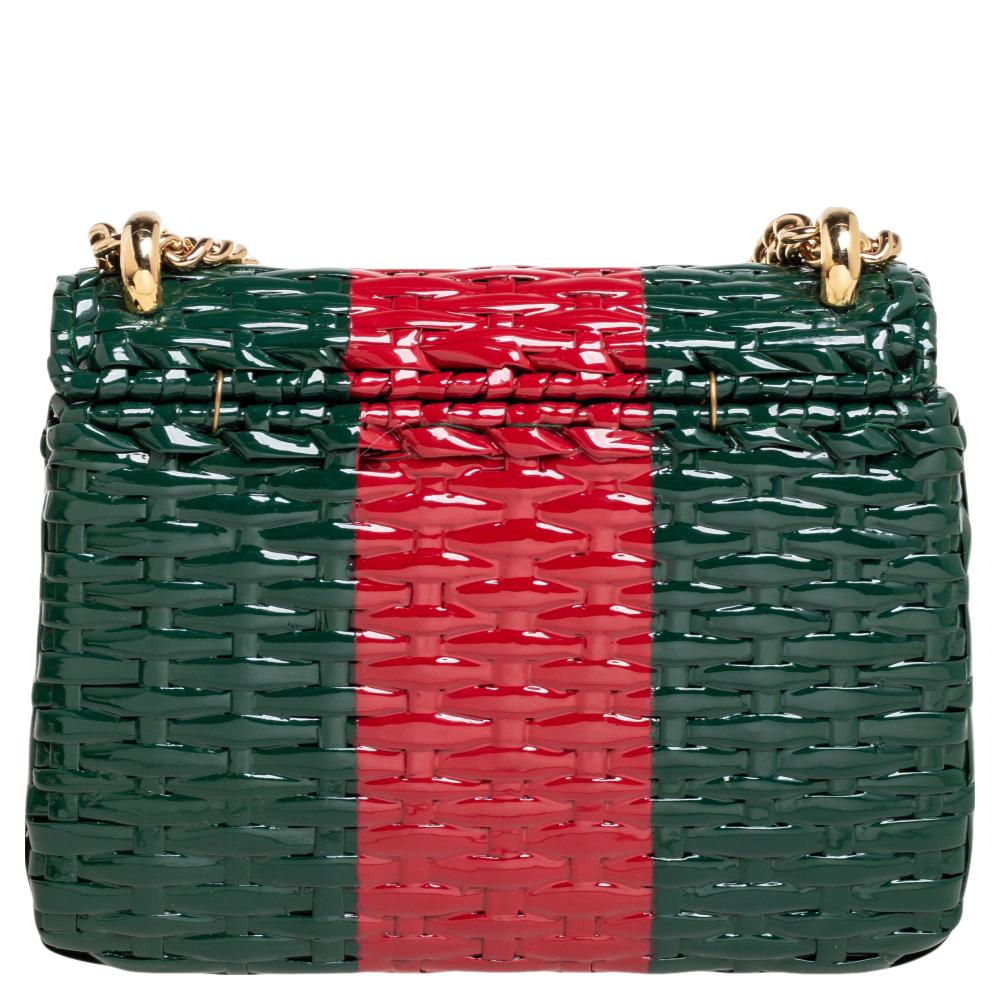This Gucci Linea Cestino bag has a perfect combination of beauty and comfort. It is woven in glazed wicker and features gold-tone hardware. Lined with floral fabric, the gold chain makes it convenient to carry. The classic red and green colors and