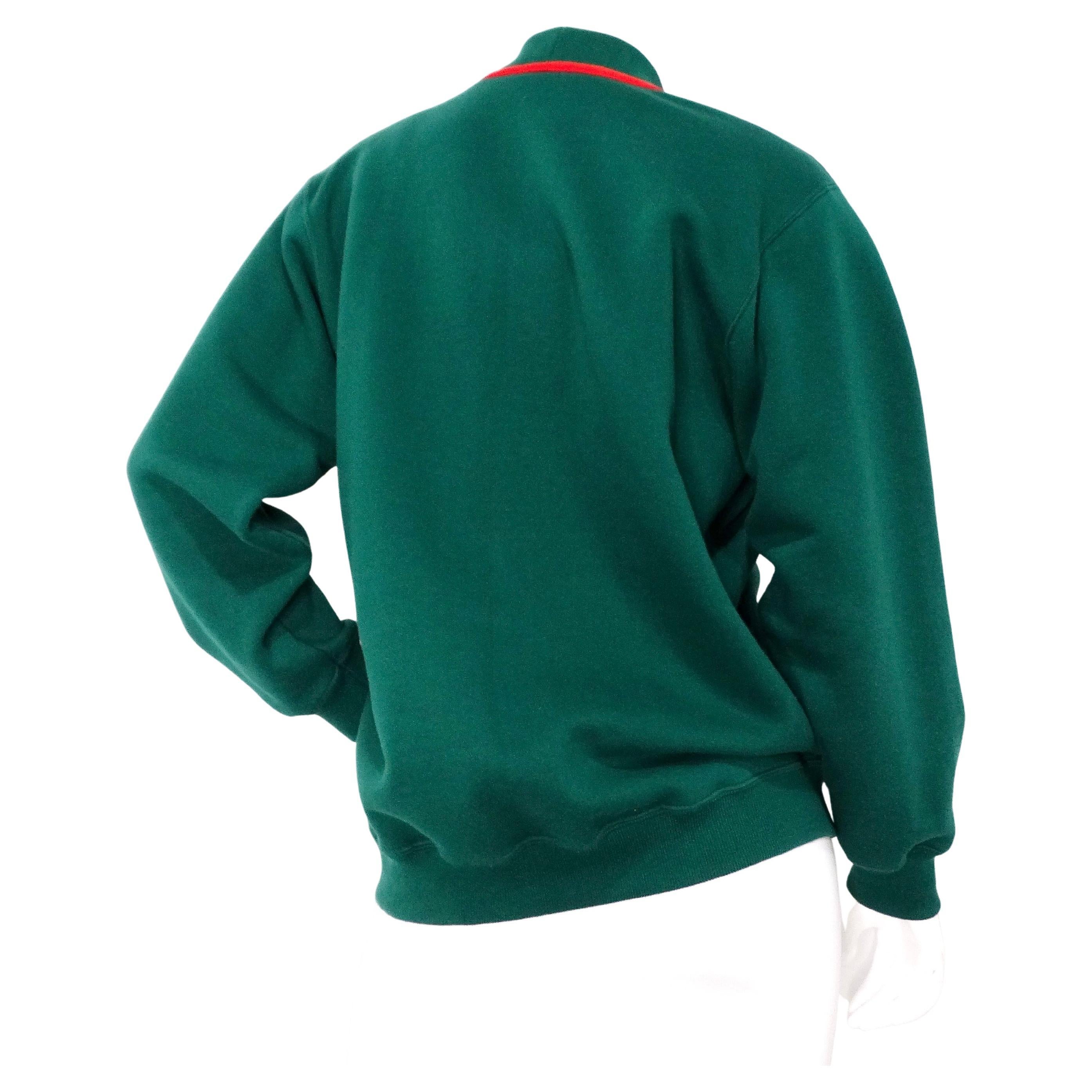 Die Gucci Strickjacke mit grünem und rotem Baumwoll-Logoaufnäher aus den 1980er Jahren ist ein unverzichtbares Stück, das den Luxus und die Raffinesse verkörpert, die für das Erbe der Marke stehen. Die aus hochwertiger Baumwolle gefertigte