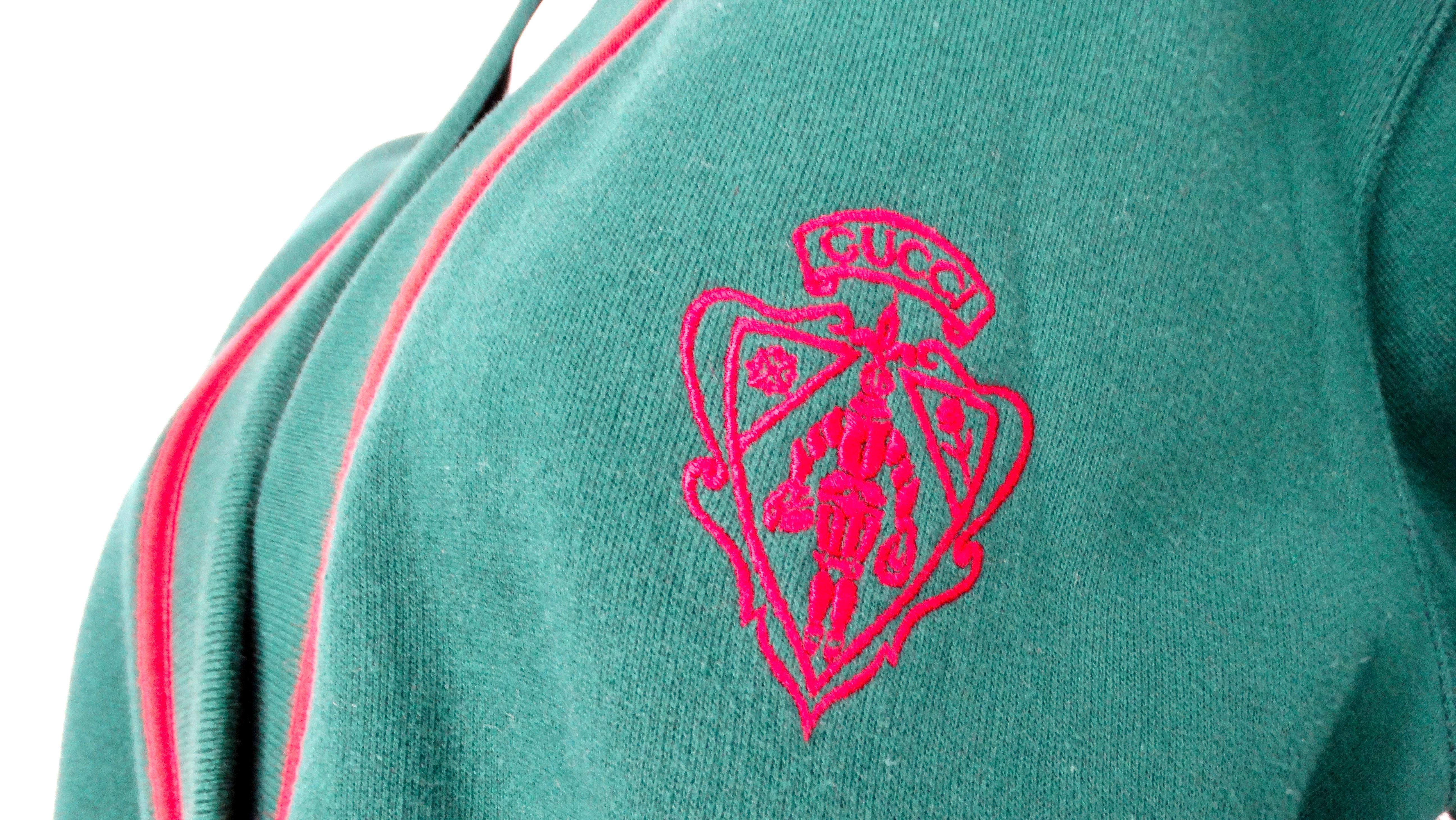 Gucci Strickjacke mit grünem und rotem Baumwoll-Logoaufnäher, ca. 1980er Jahre (Blau) im Angebot