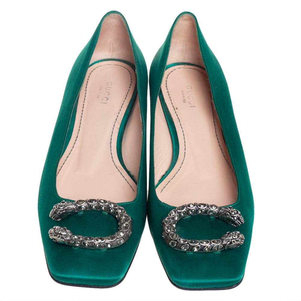 These Gucci Dionysus ballet flats are glamorously luxe! They have been crafted from satin and styled with square toes and the signature tiger head motif on the uppers. They come endowed with comfortable leather-lined insoles and durable