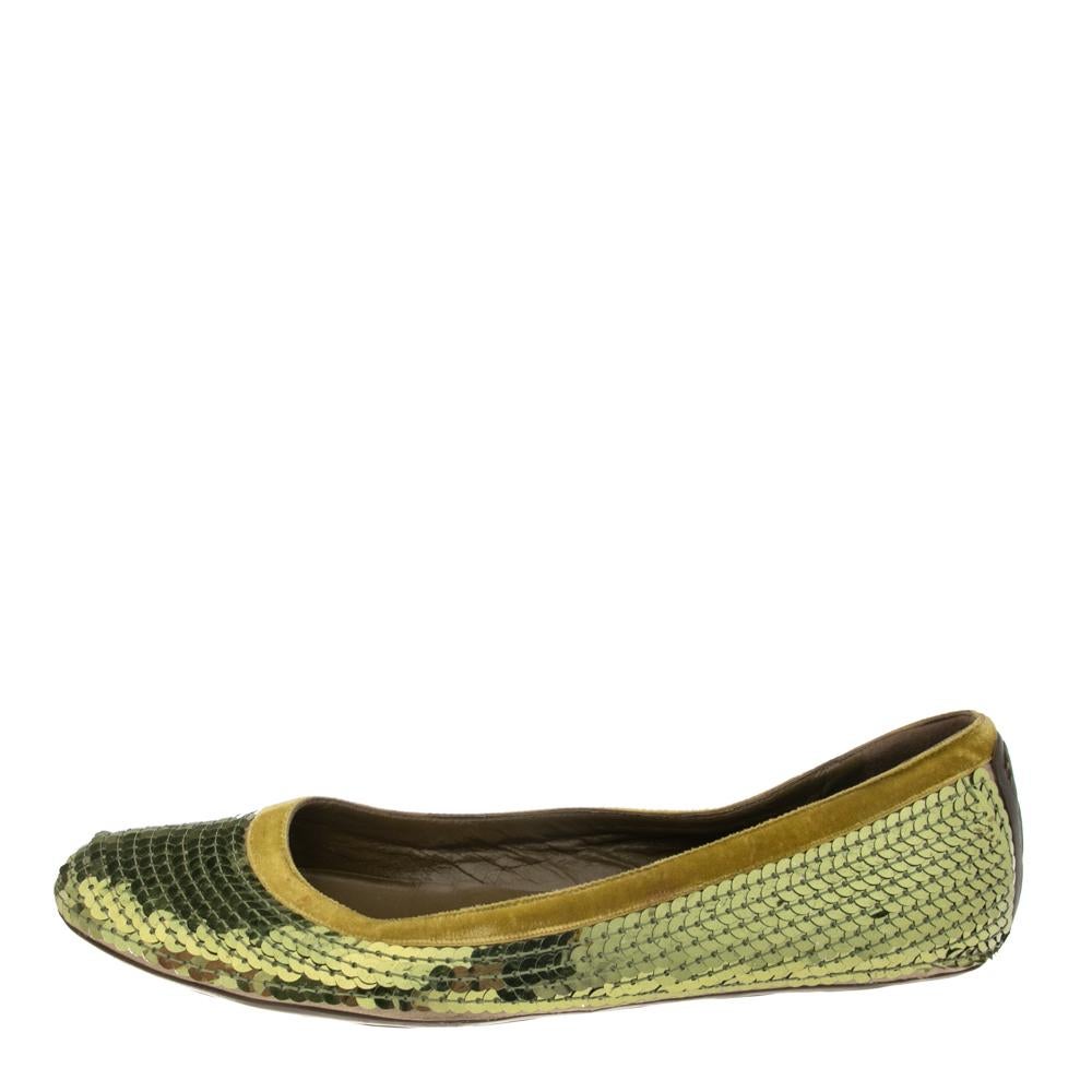 Keep your comfort at a maximum and your style on point with these beautiful Gucci flats. They come equipped with round toes, comfortable insoles, and a sequin-covered exterior. Pair them with a breezy dress and a sling bag.

Includes: Original