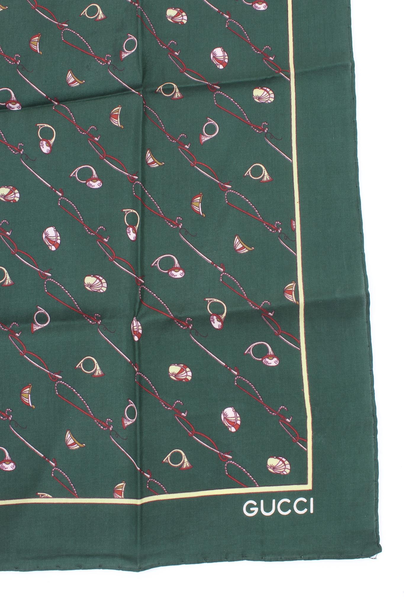 Gucci-Schal aus den 70ern. Grüne und burgunderrote Farbe mit Reitermotiven, 100% Seidenstoff. Hergestellt in Italien.

 

Maße: 56 x 56 cm