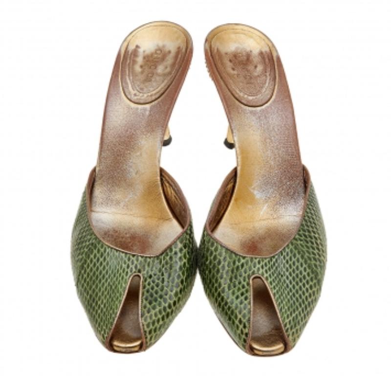 A feminine flair and a sophisticated appeal characterize these timeless Gucci slide sandals. Crafted using quality materials, they will add an opulent charm to your look and complement many looks that you would want to create.