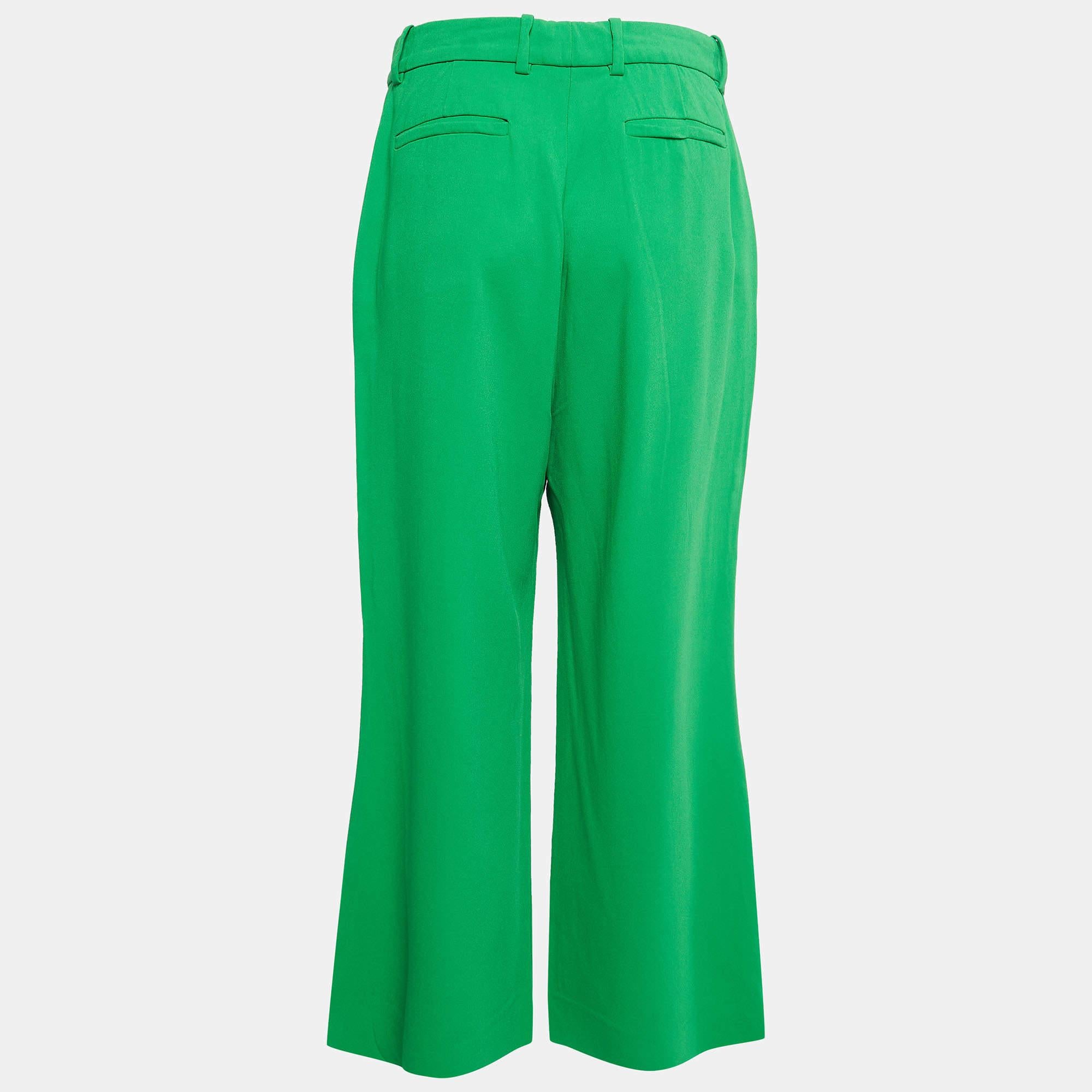 The Gucci culotte pants exude sophistication with their tailored silhouette and vibrant green hue. Crafted from high-quality stretch crepe fabric, they feature a flattering wide leg and stylish button detailing, making them a chic wardrobe essential