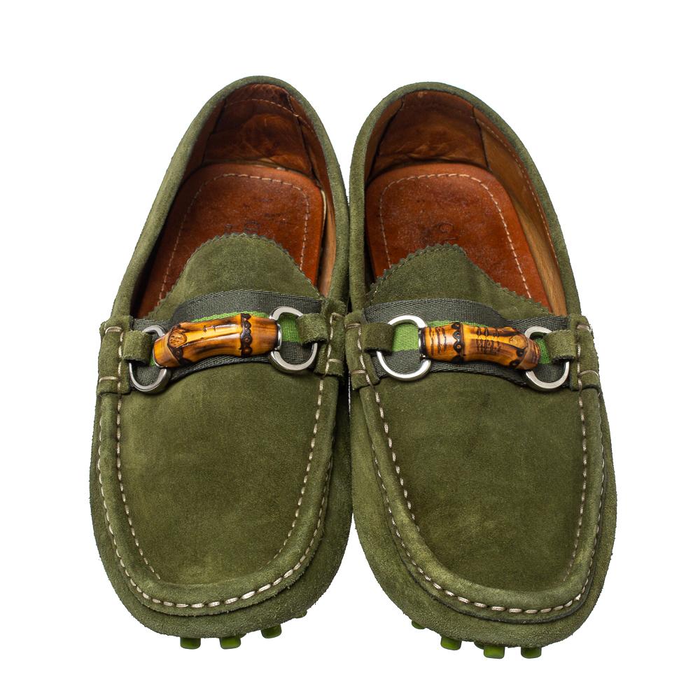 Feel great every time you step out in these Gucci loafers! Impeccably crafted from green suede, they flaunt the signature bamboo Horsebit accents on the vamps and successfully present a stylish appeal. They are complete with comfortable insoles and