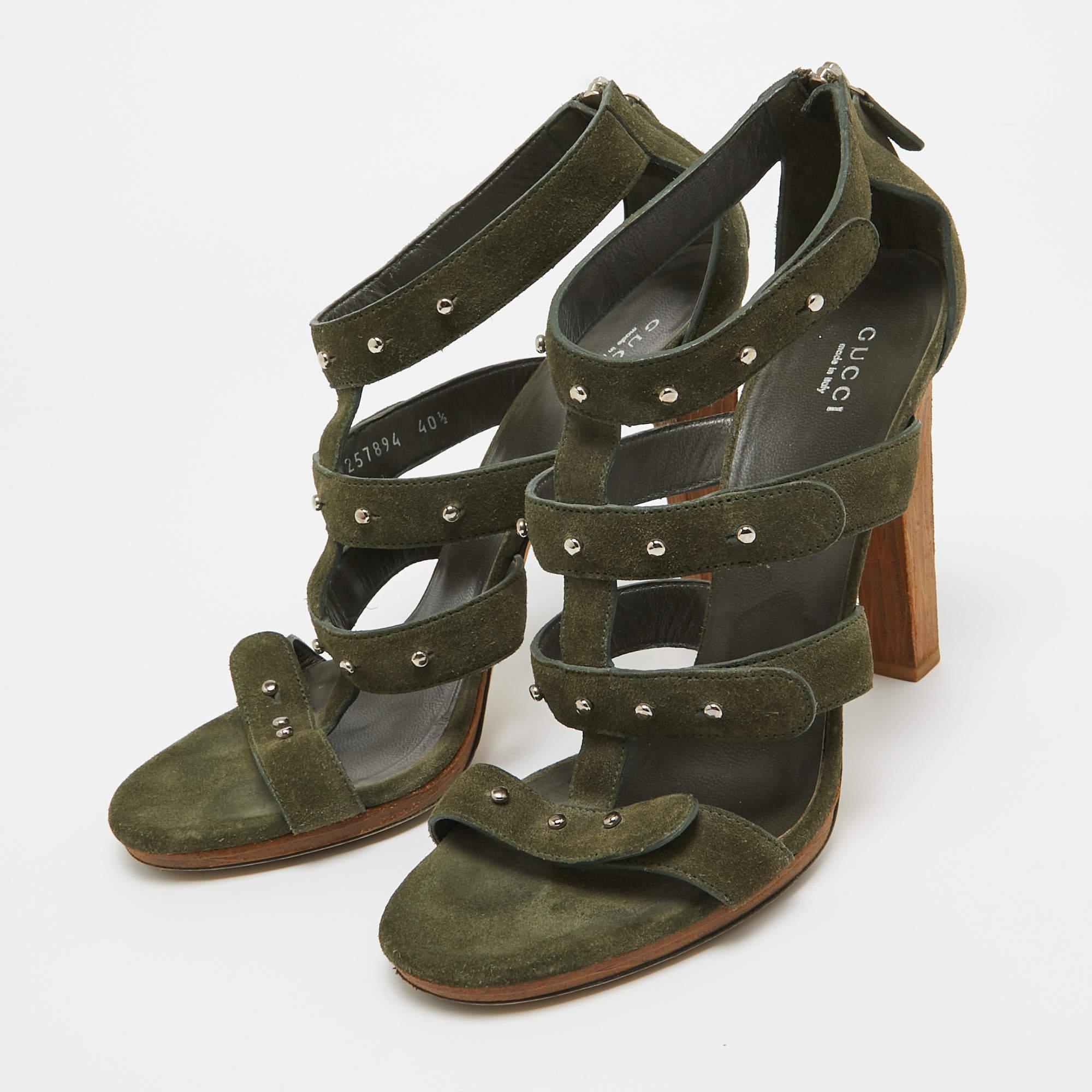 These sandals will frame your feet in an elegant manner. Crafted from quality materials, they display a classy design and comfortable insoles.