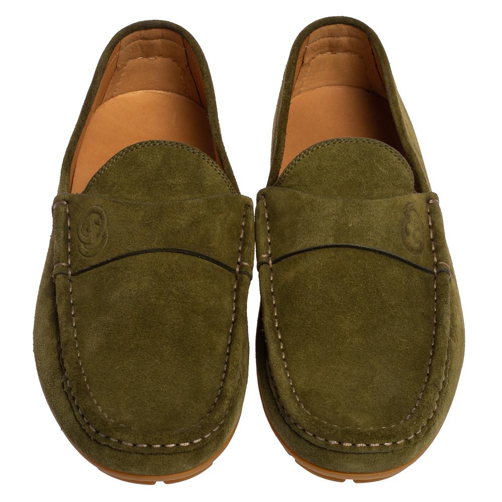 These slip-on loafers from Gucci offer comfort and style in equal proportions. Constructed in green suede, these loafers feature round toes and come equipped with leather-lined insoles. They'll work well with your casual outfits.

Includes: Original