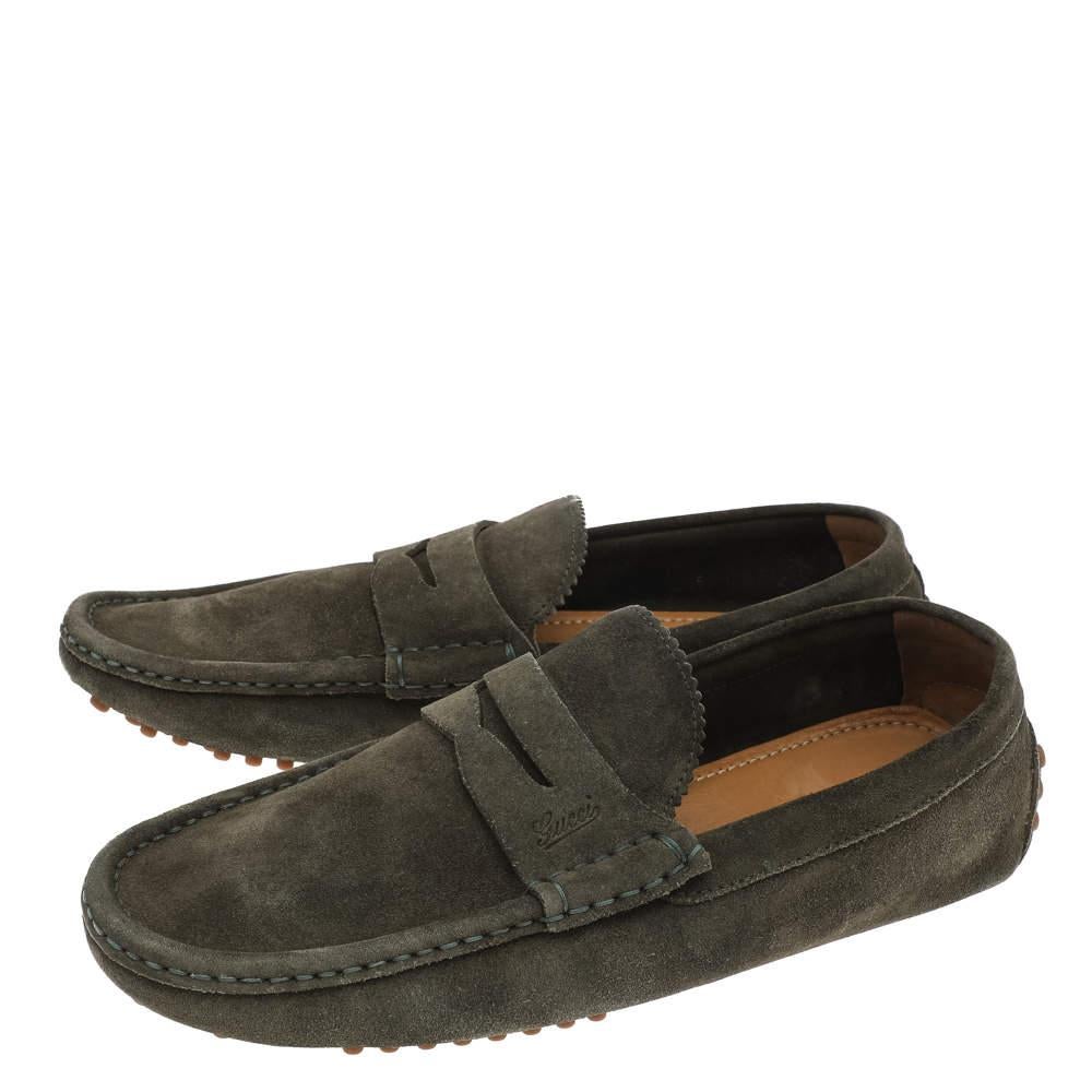 Stylish and super comfortable, this pair of loafers by Gucci will make a great addition to your shoe collection. They have been crafted from suede and styled with penny straps ties. Leather insoles and robust outsoles beautifully complete the green
