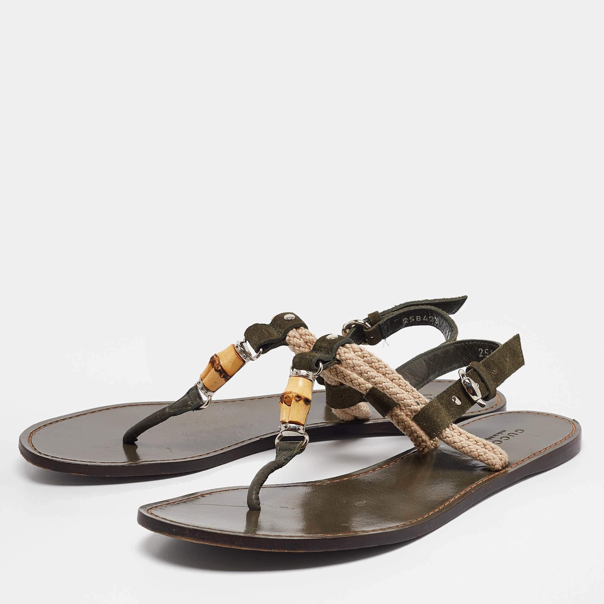 Frame your feet with these Gucci flat sandals. Created using the best materials the flats are perfect with short midi and maxi hemlines.