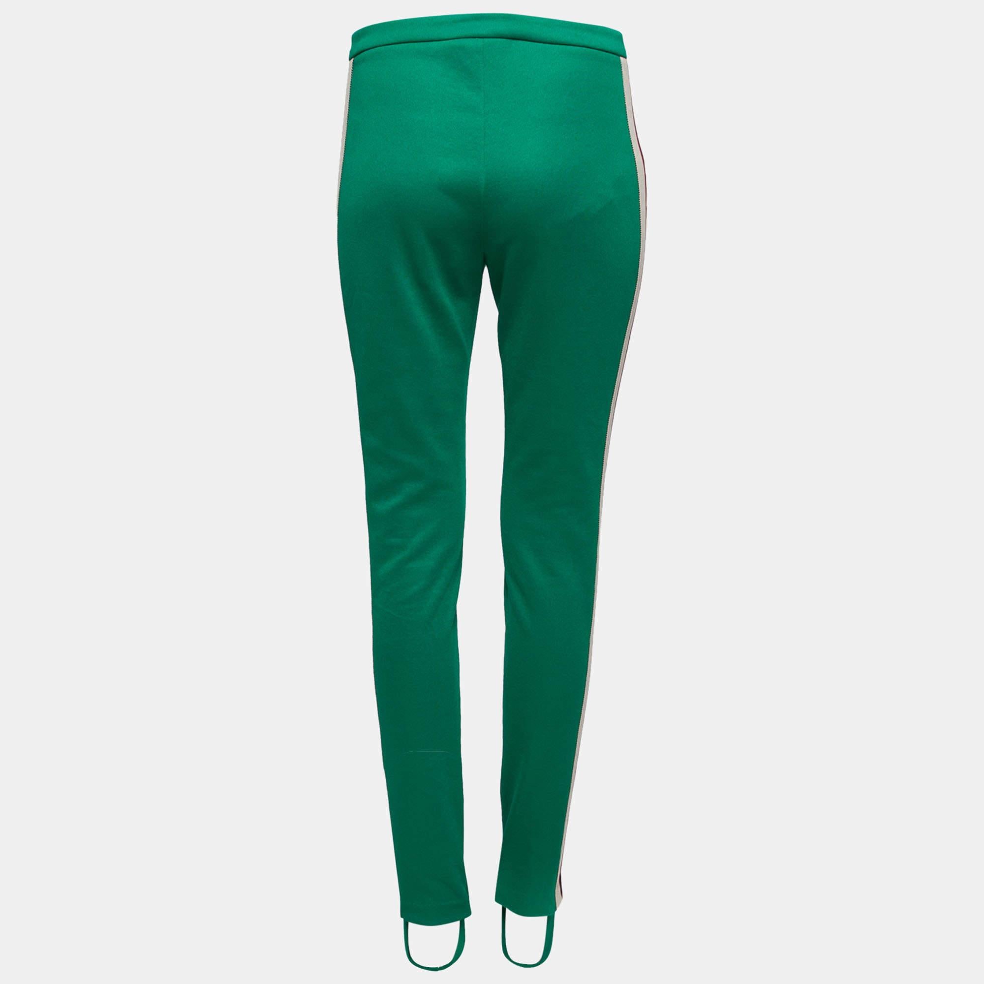Incorporez une touche de votre couleur à votre tenue avec ce legging de la maison Gucci. Elles sont taillées dans un jersey technique vert et dotées de bordures en toile pour en souligner la beauté. Ils sont pourvus d'une fermeture boutonnée sur le