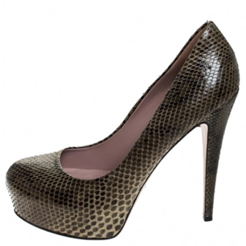 Escarpins à plateforme cachée en cuir python bicolore de Gucci Taille 40