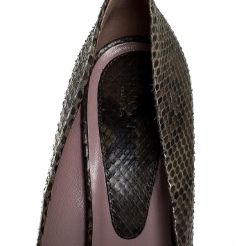Gucci Grün Zweifarbig Python Leder Versteckte Plateau Pumps Größe 40 im Zustand „Gut“ im Angebot in Dubai, Al Qouz 2