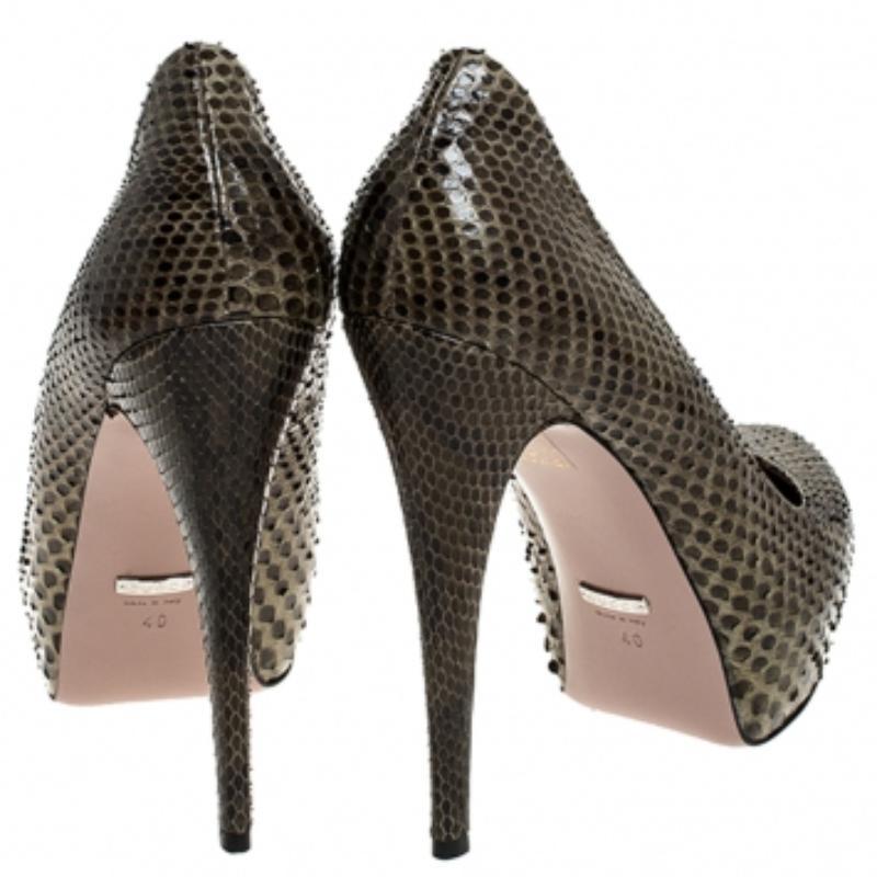 Gucci Grün Zweifarbig Python Leder Versteckte Plateau Pumps Größe 40 Damen im Angebot