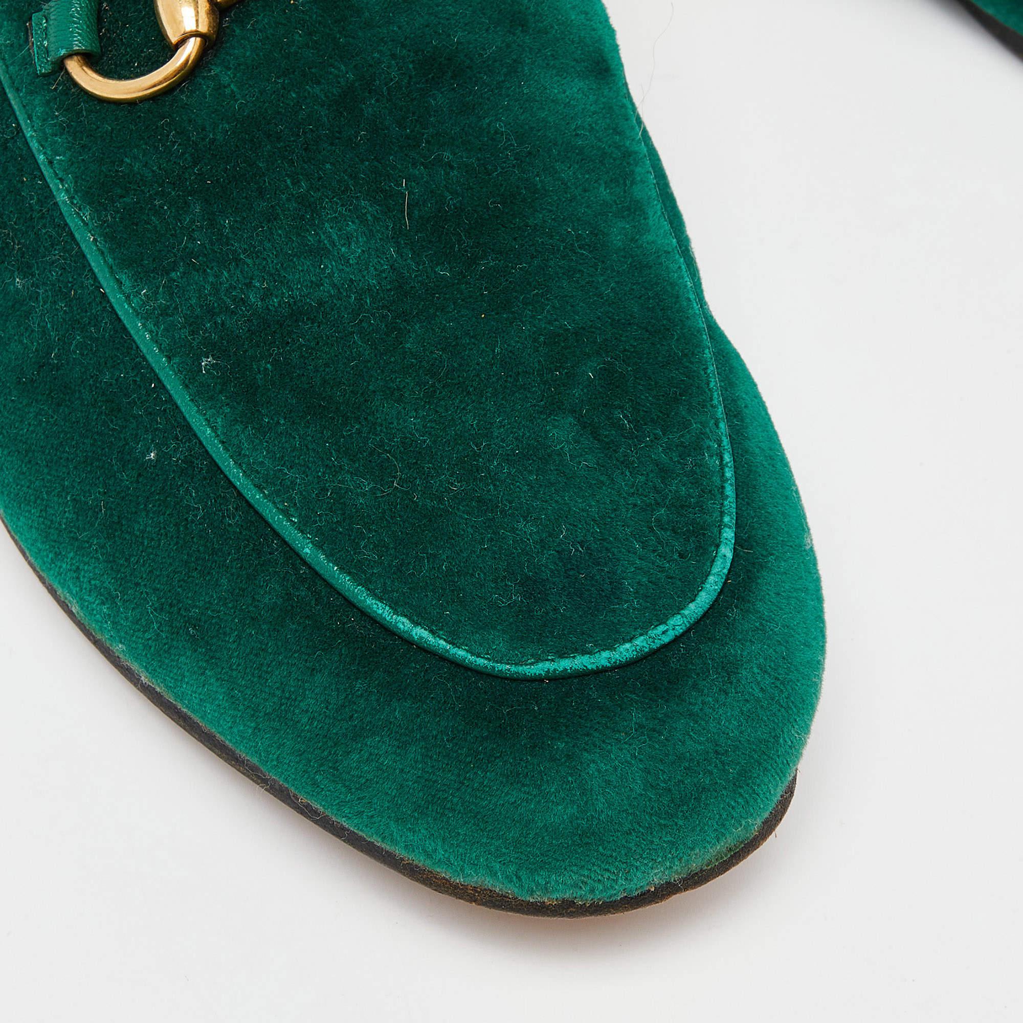 Gucci Green Velvet Horsebit Princetown Flat Mules Size 35 In Fair Condition For Sale In Dubai, Al Qouz 2