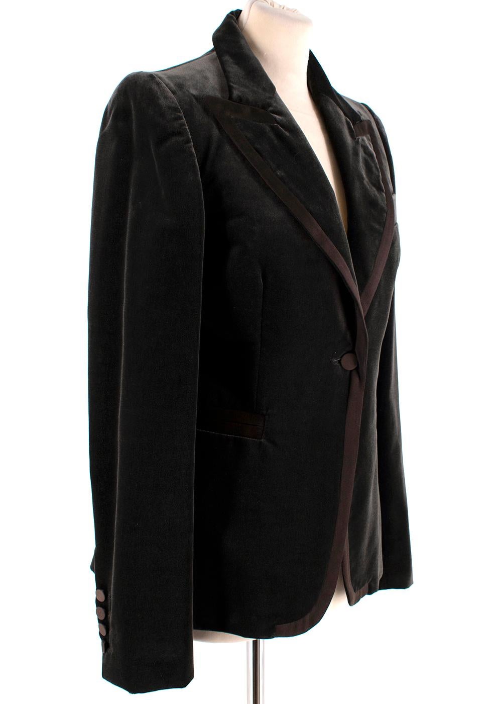Gucci Green Velvet Two Piece Suit 

Blazer:
- Silk edged lapels 
- A single button fastening on front
- Internal pocket
- Single centre back vent
- Button fastening on cuffs 
- Sealed bound pockets on front

Trousers:
- Flared bottoms
- Silk edging