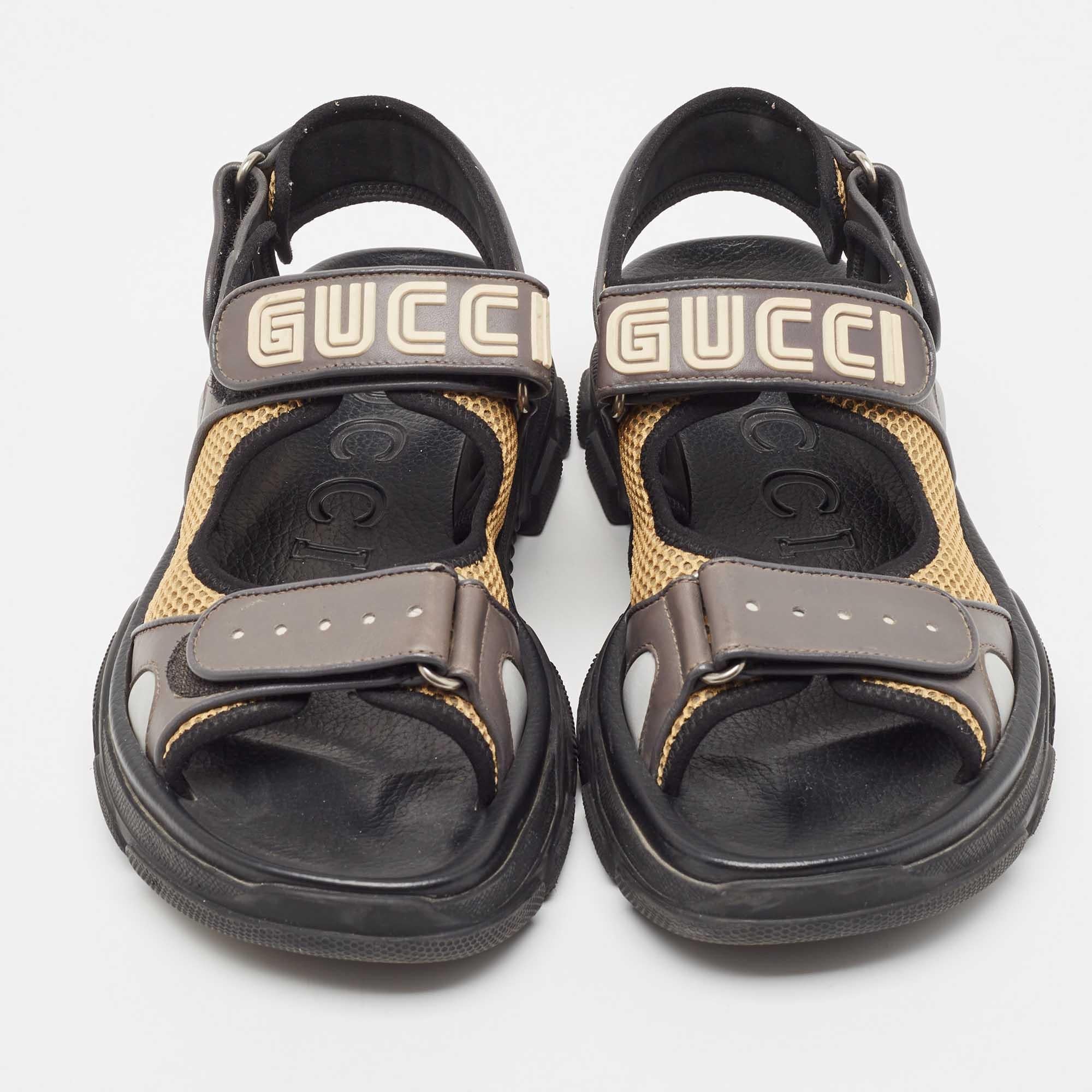 Questi sandali incorniceranno i tuoi piedi in modo elegante. Realizzate con materiali di qualità, presentano un design di classe e solette confortevoli.


