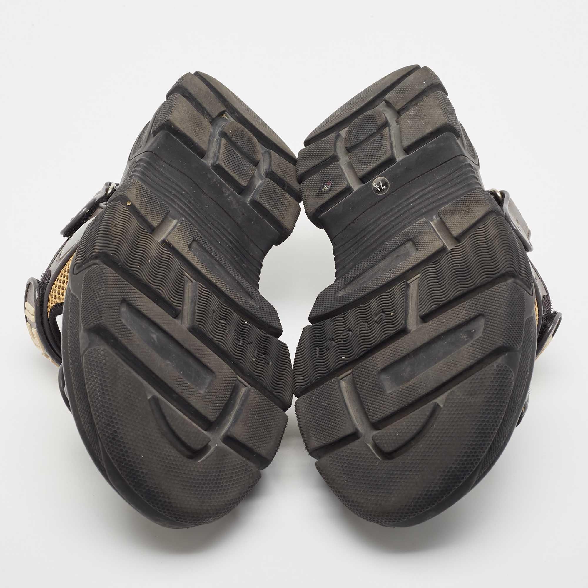 Gucci Sandali con logo in pelle e rete grigio/beige misura 41,5 In condizioni buone a Dubai, Al Qouz 2
