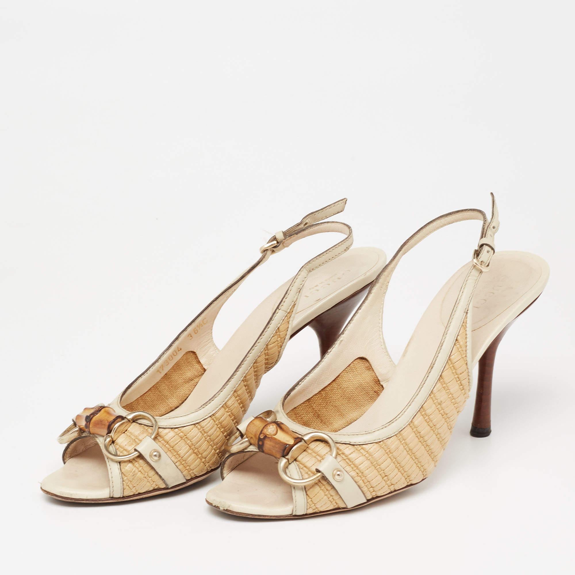 Questi sandali realizzati in pelle e rafia sono l'emblema dello stile e del comfort. I sandali sono foderati in pelle che conferisce il massimo comfort. Questo paio di sandali di Gucci è caratterizzato da dettagli Horsebit in bambù, slingback e