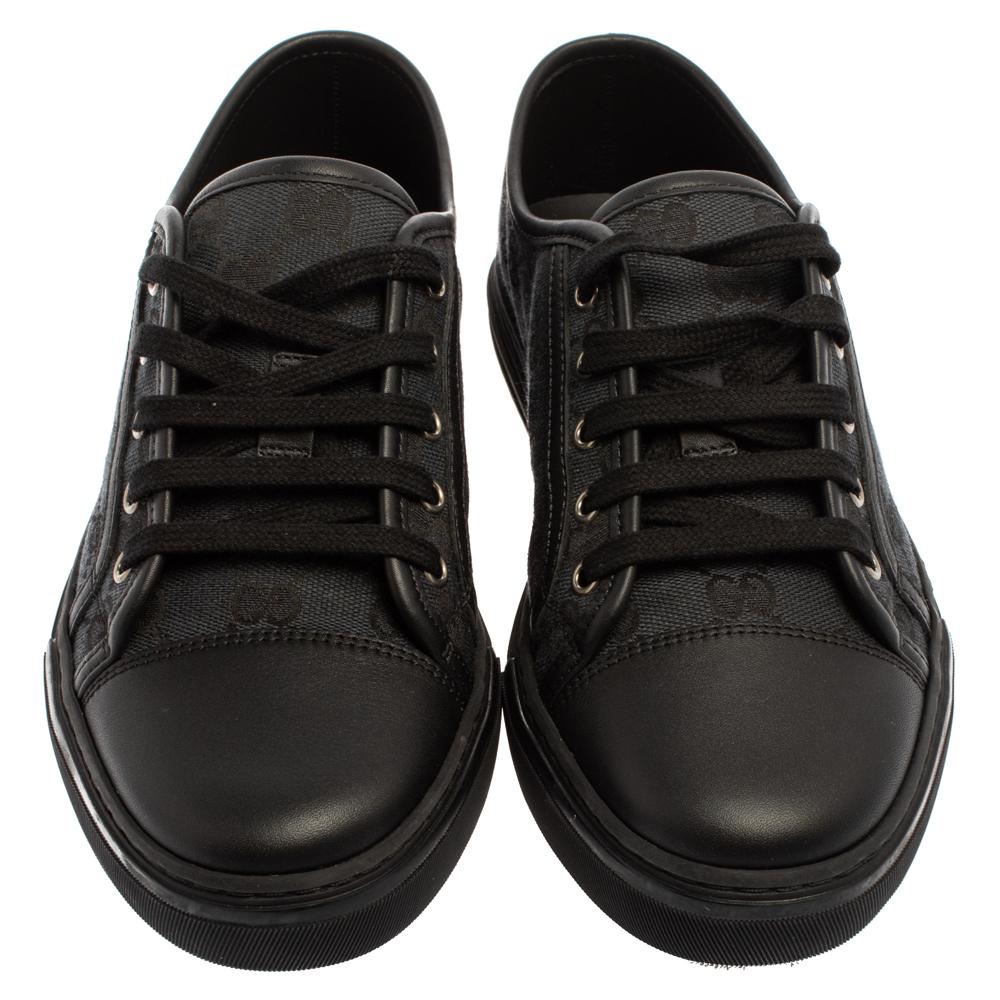 Beweisen Sie Ihren High-Style mit diesen super-stylischen Sneakers aus dem Hause Gucci! Sie sind aus dem charakteristischen GG Canvas und Leder gefertigt und haben eine runde Zehenpartie sowie Schnürsenkel an der Lasche. Wenn Sie sich für dieses