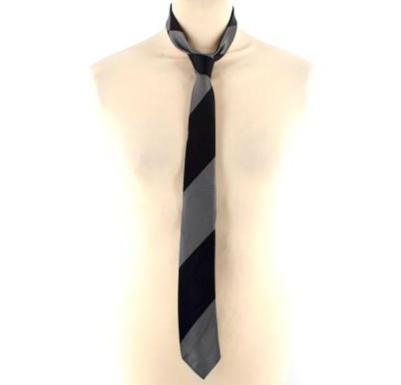 Gucci Grey Black Tie

- Black and grey striped
- Interlocking Gucci jacquard lining
- Gucci logo
- Pointed tip
- Finished edge
- Adjustable fit

Material
100% Silk

Made in Italy

PLEASE NOTE, THESE ITEMS ARE PRE-OWNED AND MAY SHOW SIGNS OF BEING