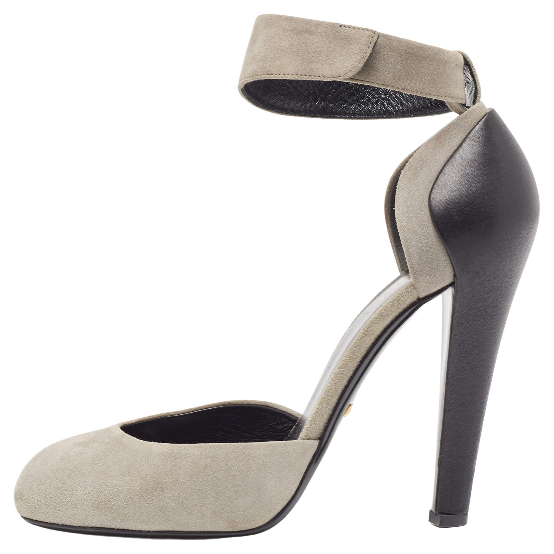 Gucci Grau/Schwarze Wildleder-Pumps mit Knöchelmanschette aus Leder Größe 37 im Angebot