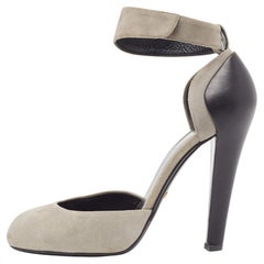 Gucci Grau/Schwarze Wildleder-Pumps mit Knöchelmanschette aus Leder Größe 37