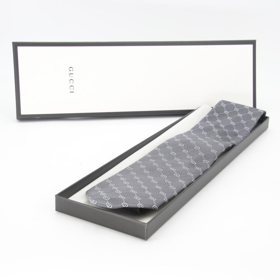 Gucci Grey Cool Blue GG Monogram Pattern Silk Print Men's Business Tie/bowtie

Crafted from pure silk, this GG pattern tie from Gucci features a pointed tip, an adjustable fit and a signature GG pattern all over it.

Item Specs:
Color: Grey Cool