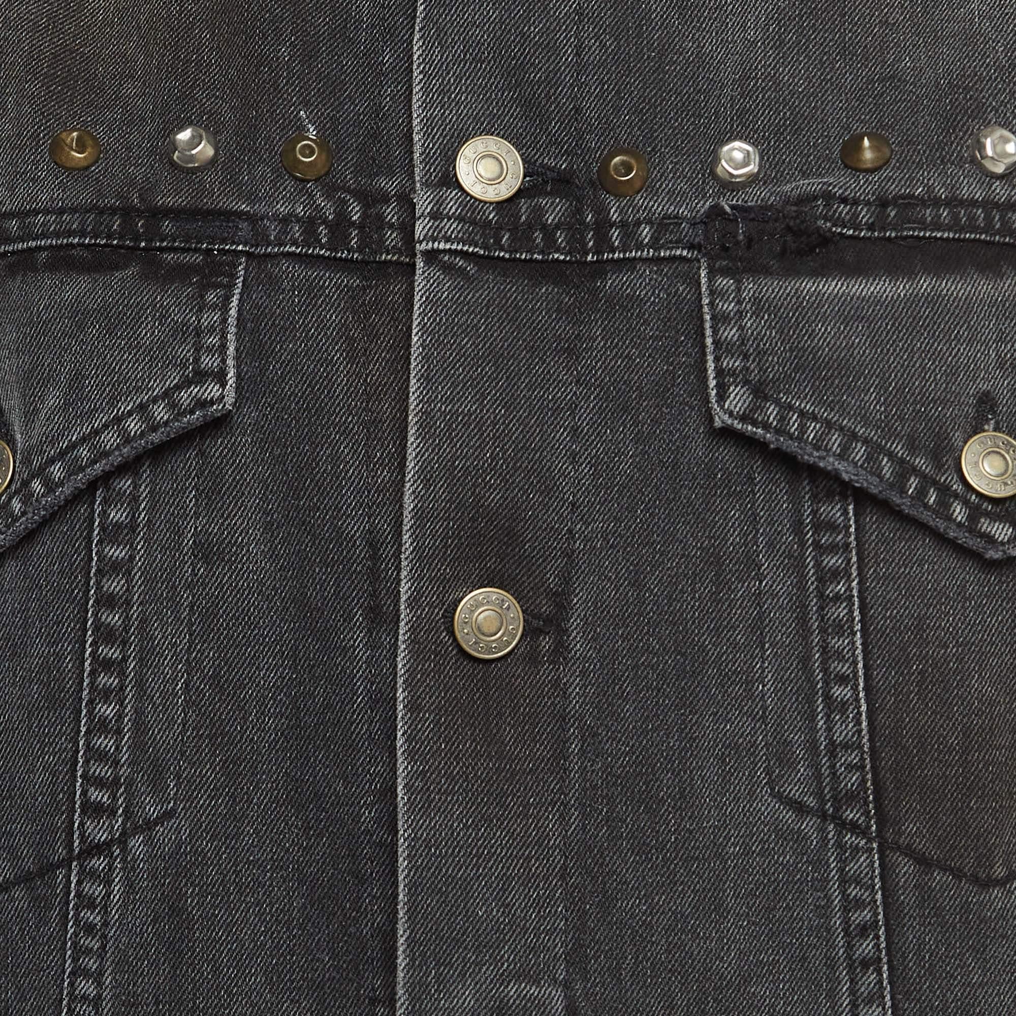 Graue Distressed Ripped Denim-Jacke aus Denim mit Metalldetails von Gucci XL im Angebot 1