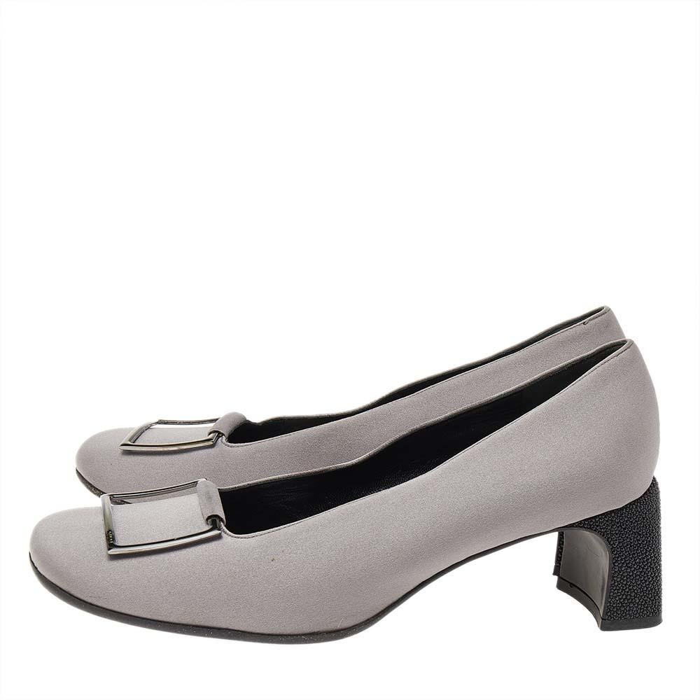 Gucci's timeless aesthetic and stellar craftsmanship in shoemaking is evident in these stunning pumps. Crafted from fabric in a grey shade, the square-toe silhouette is adorned with metal trim on the uppers. They have been raised on block heels.
