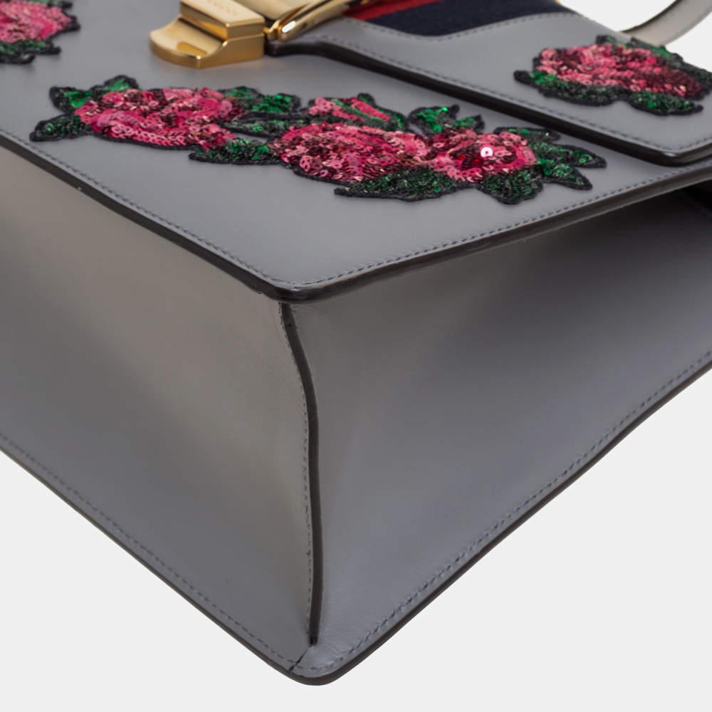 Gucci Grey Floral Sequins Patch Leather Medium Sylvie Top Handle Bag In Good Condition For Sale In Dubai, Al Qouz 2