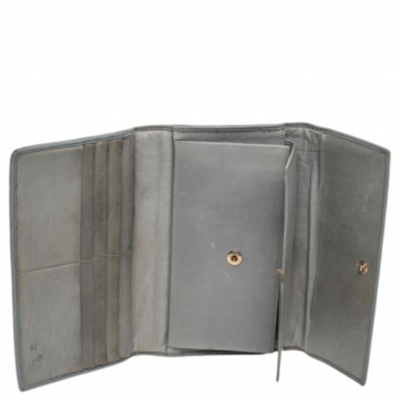 Made of signature Guccissima leather in grey, this continental wallet from Gucci is a classy choice. The snap button opens to multiple card slots and open compartments. This wallet is complete with gold-tone hardware.

