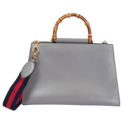Bolso de asa superior NYMPHEA LARGE BAMBOO de piel gris y marfil de GUCCI