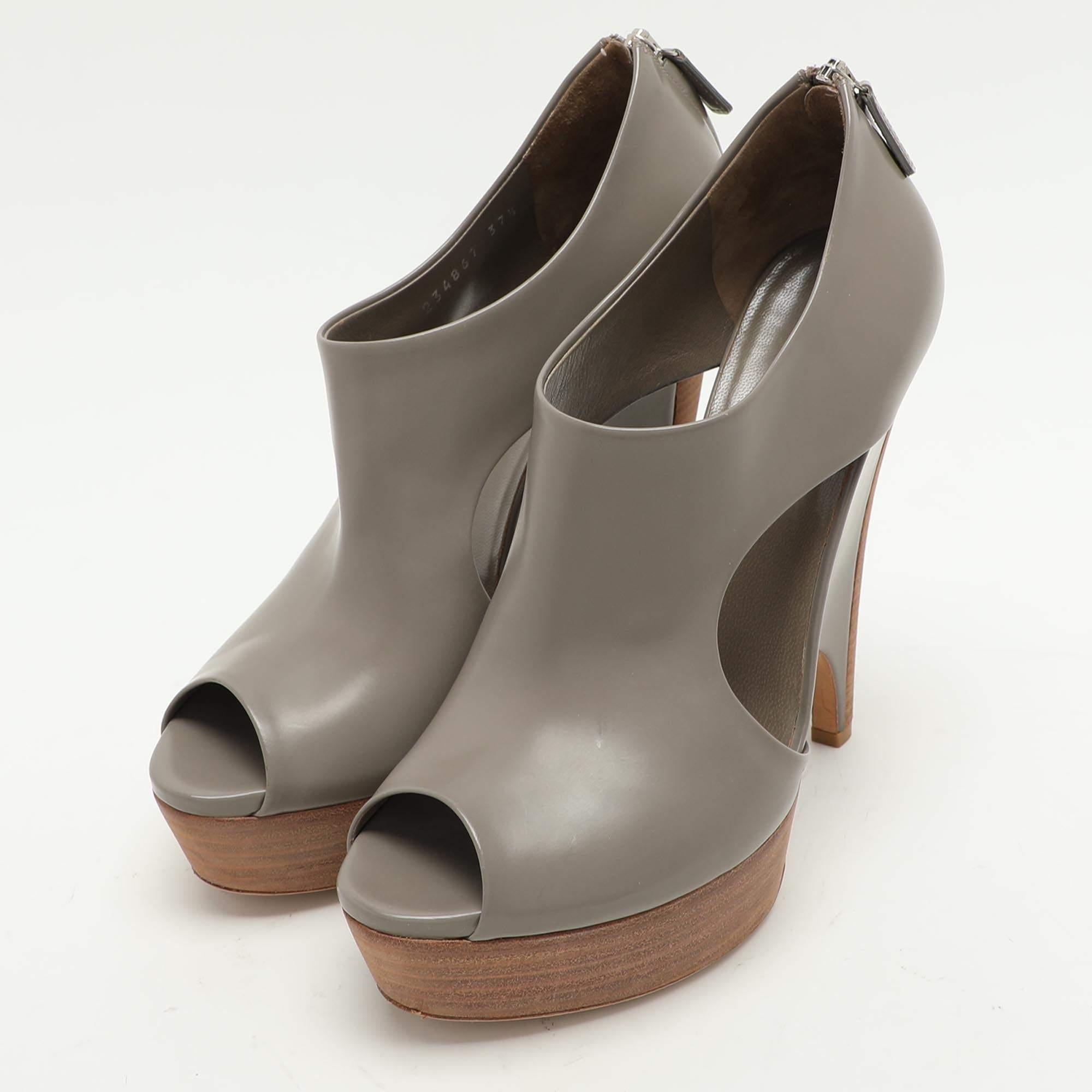 Couture et finition parfaites pour garantir un aspect et une tenue élégants.  ces bottines grises Gucci sont un achat que vous adorerez arborer. Ils sont très beaux sur les pieds.