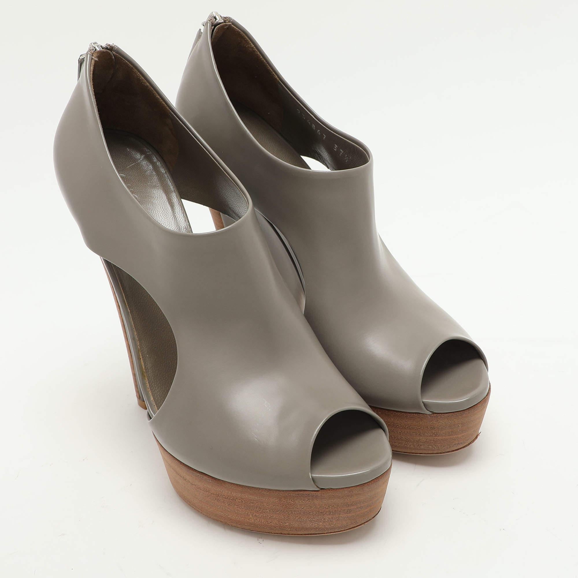 Gucci Grey Leather Cut Out Peep Toe Platform Booties Size 37.5 Bon état - En vente à Dubai, Al Qouz 2