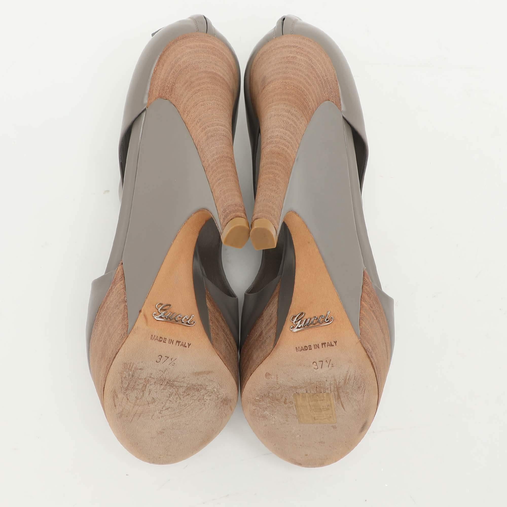 Gucci Grey Leather Cut Out Peep Toe Platform Booties Size 37.5 en vente 1