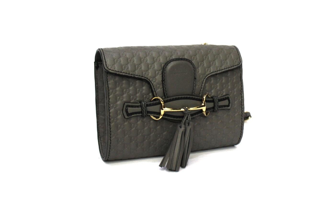 Clutch bag signed Gucci Emily line made of gray guccissima leather with golden hardware.

Interlocking flap closure, internally capacious for the essentials.

Leather shoulder strap and chain for comfortable wearing.

Excellent condition, equipped