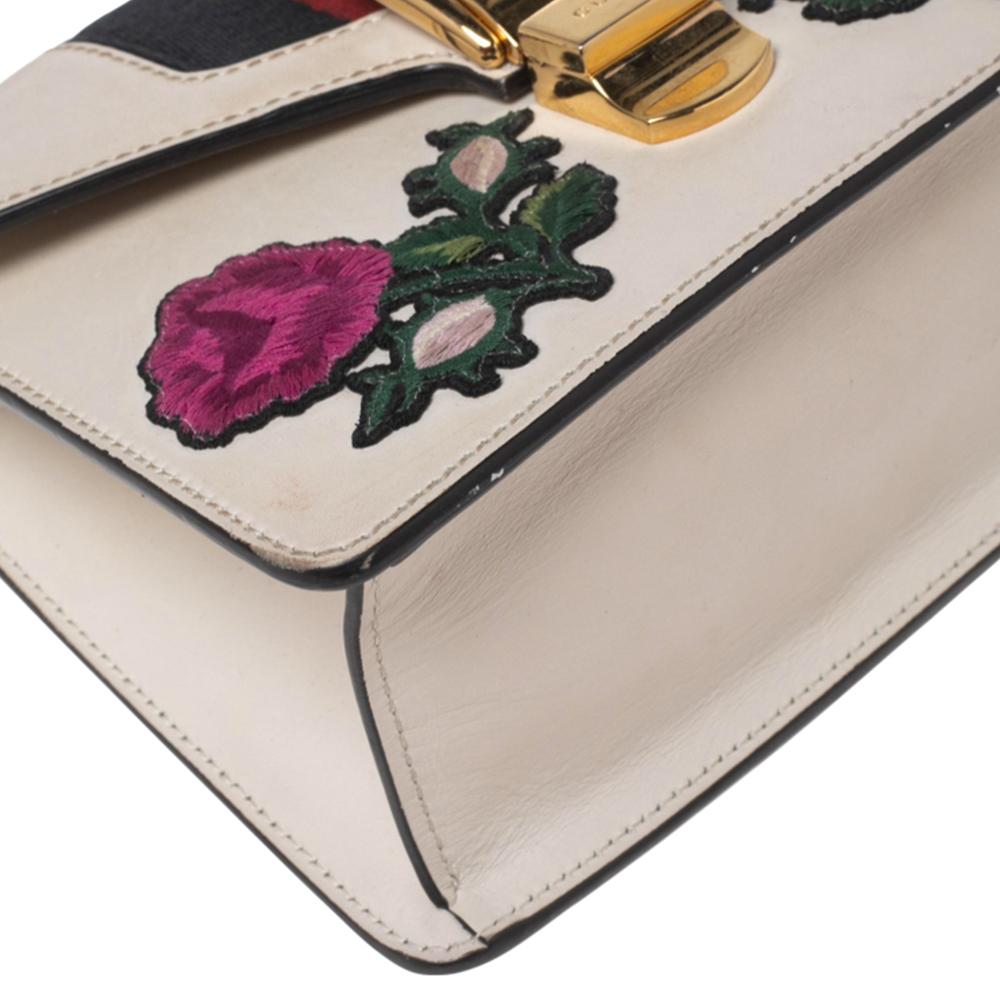 Gucci Grey Leather Floral Embroidered Web Chain Sylvie Shoulder Bag In Good Condition In Dubai, Al Qouz 2