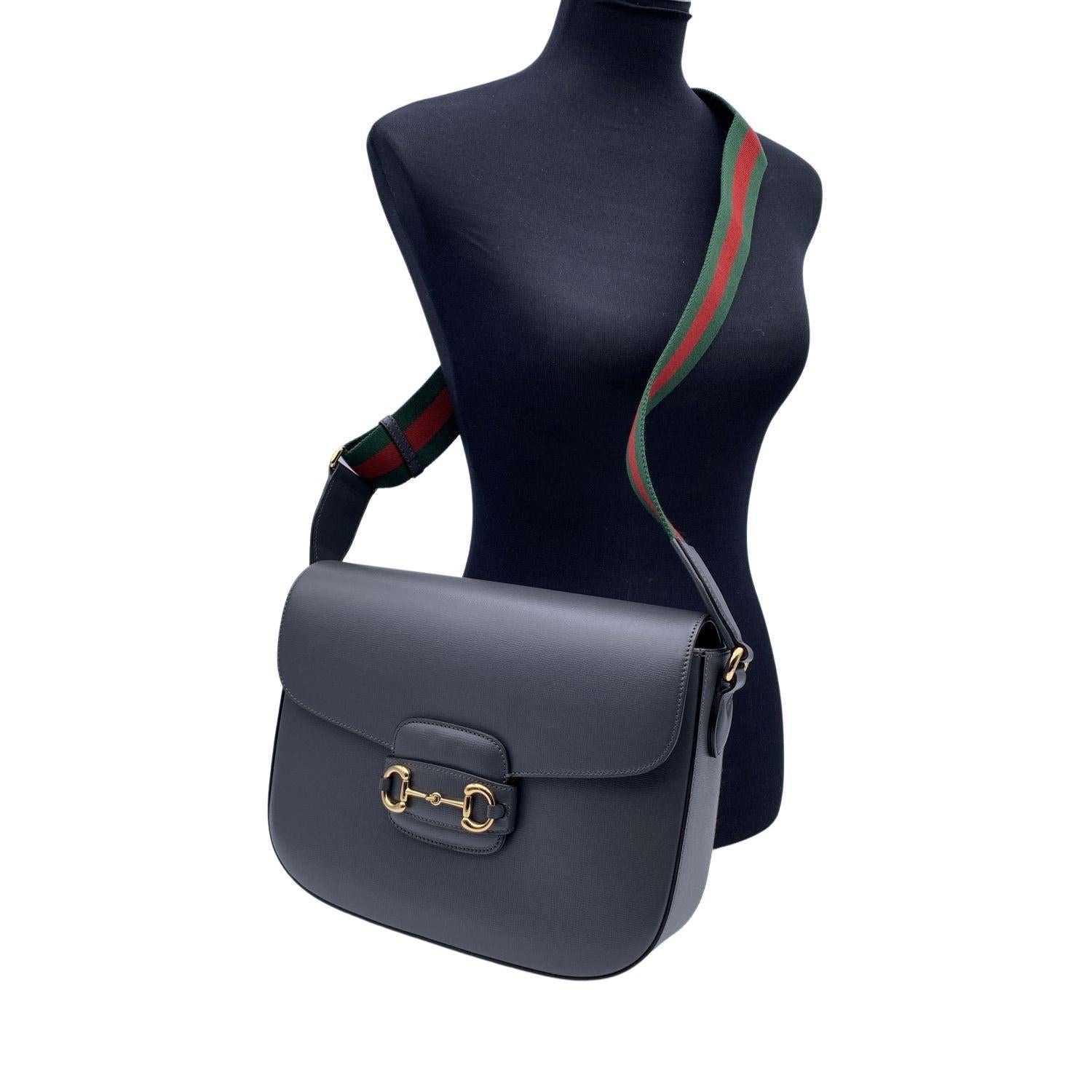 This beautiful Bag will come with a Certificate of Authenticity provided by Entrupy. The certificate will be provided at no further cost. Beautiful Gucci '1955 Horsebit' shoulder bag, crafted in grey leather. Structured shape. This model is a
