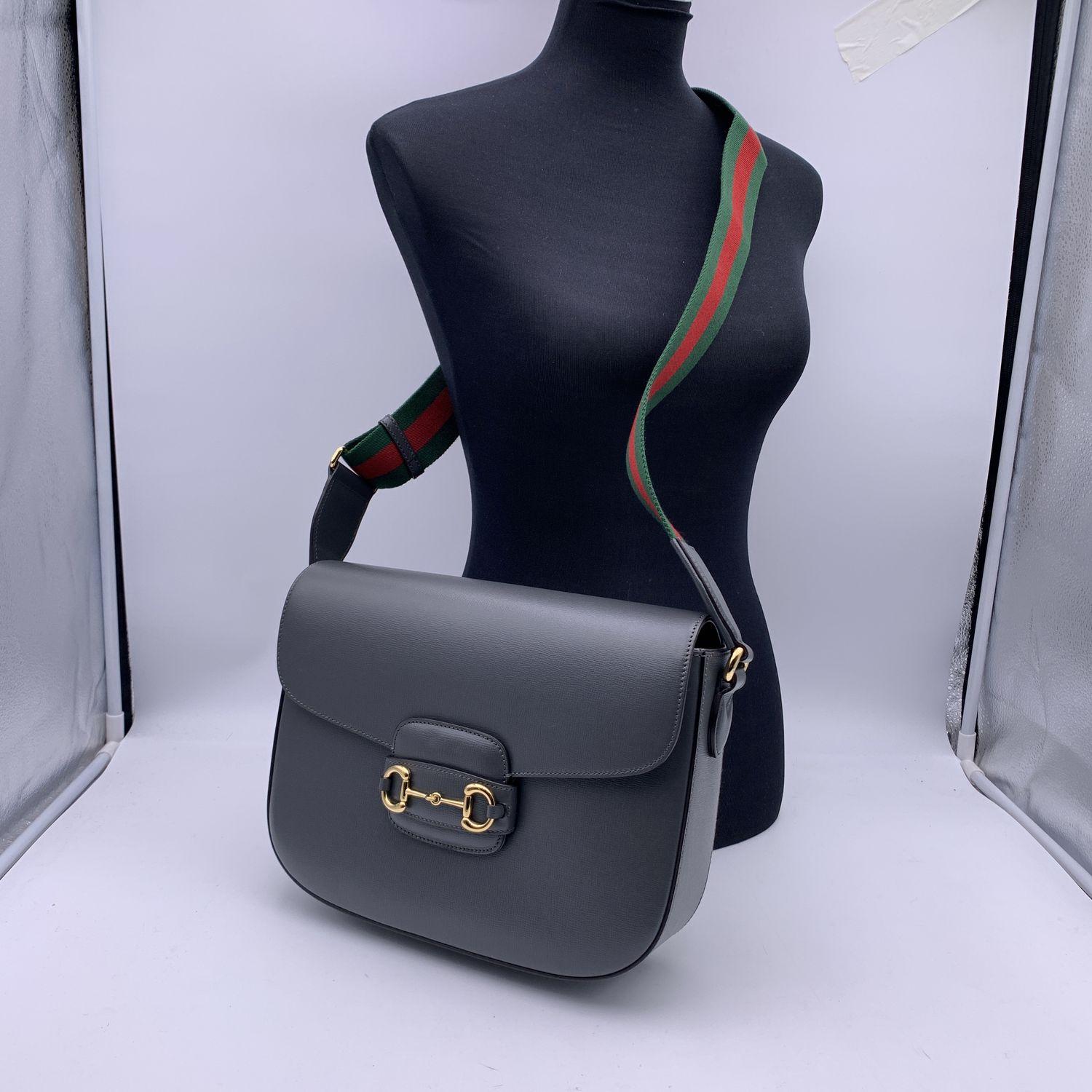 Ce magnifique sac sera accompagné d'un certificat d'authenticité fourni par Entrupy. Le certificat sera fourni sans frais supplémentaires.

Magnifique sac à bandoulière Gucci '1955 Horsebit', réalisé en cuir gris. Forme structurée. Ce modèle est une