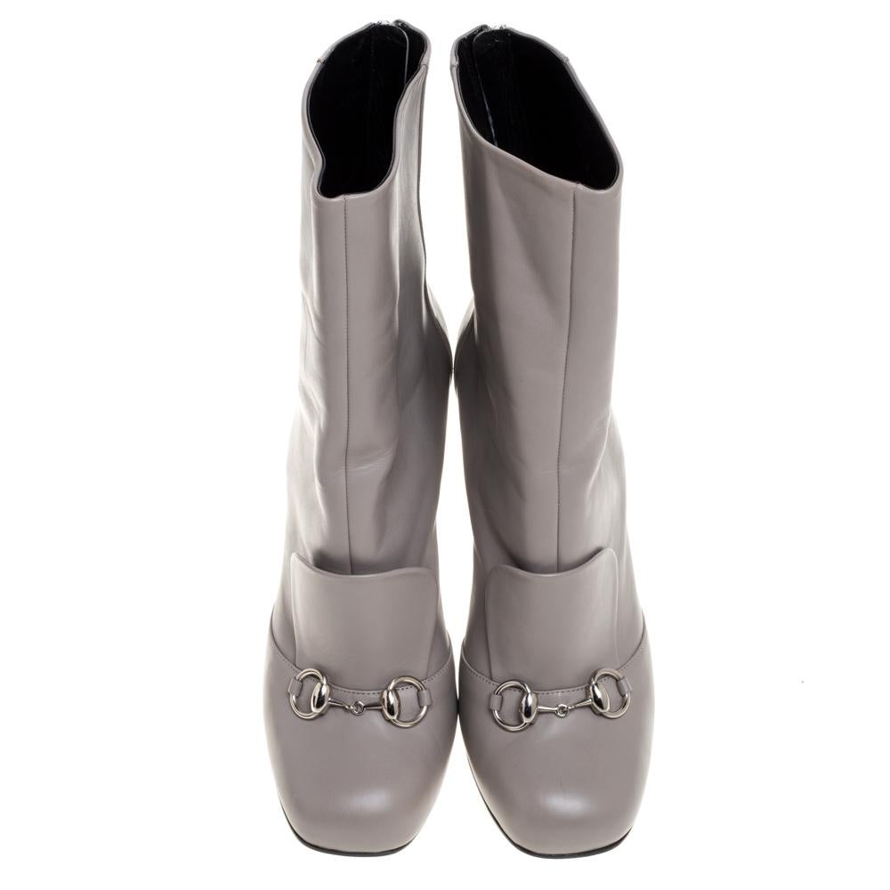 Exuding luxury in every stitch, these knee-high boots by Gucci are true masterpieces. Crafted in Italy, they are made from quality leather and come in a lovely shade of grey. These Lilian boots are adorned with the brand's iconic Hoursebit motif in