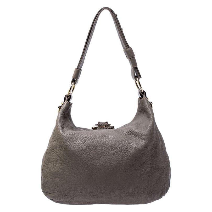 Flaunt your fashionable choices by picking this G wave hobo from Gucci. This stylish bag is crafted from leather and will surely fetch you a lot of compliments. Held by a shoulder strap, it opens to a spacious interior that will hold all your