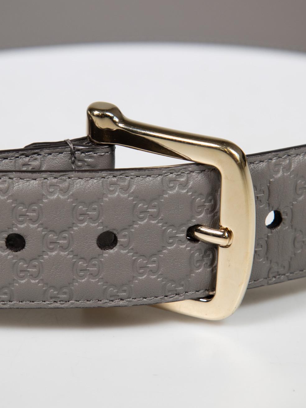 CONDIZIONE: molto buona. L'usura della cinghia è minima. La fibbia presenta un'usura minima, con graffi visibili, su questo articolo usato di Gucci. Questa cintura viene fornita con la sacca antipolvere originale.
 

 Dettagli
 

 

 Grigio
 

