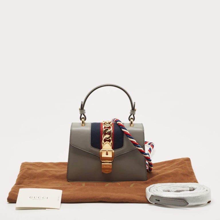 Gucci - Mini sac à main en cuir gris « Web Chain » avec poignée supérieure  Sylvie En vente sur 1stDibs