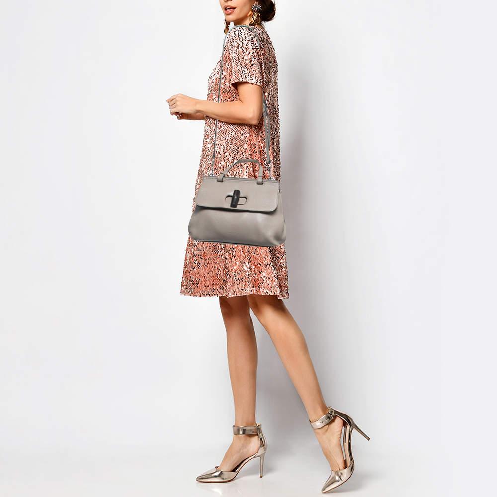 Le sac Gucci Bamboo Daily est un autre coup de cœur de la collection de sacs pour femmes de la marque. Il se compose d'un extérieur en cuir et d'un rabat fermé par un cadenas en bambou. Une poignée plate et une bandoulière amovible en cuir