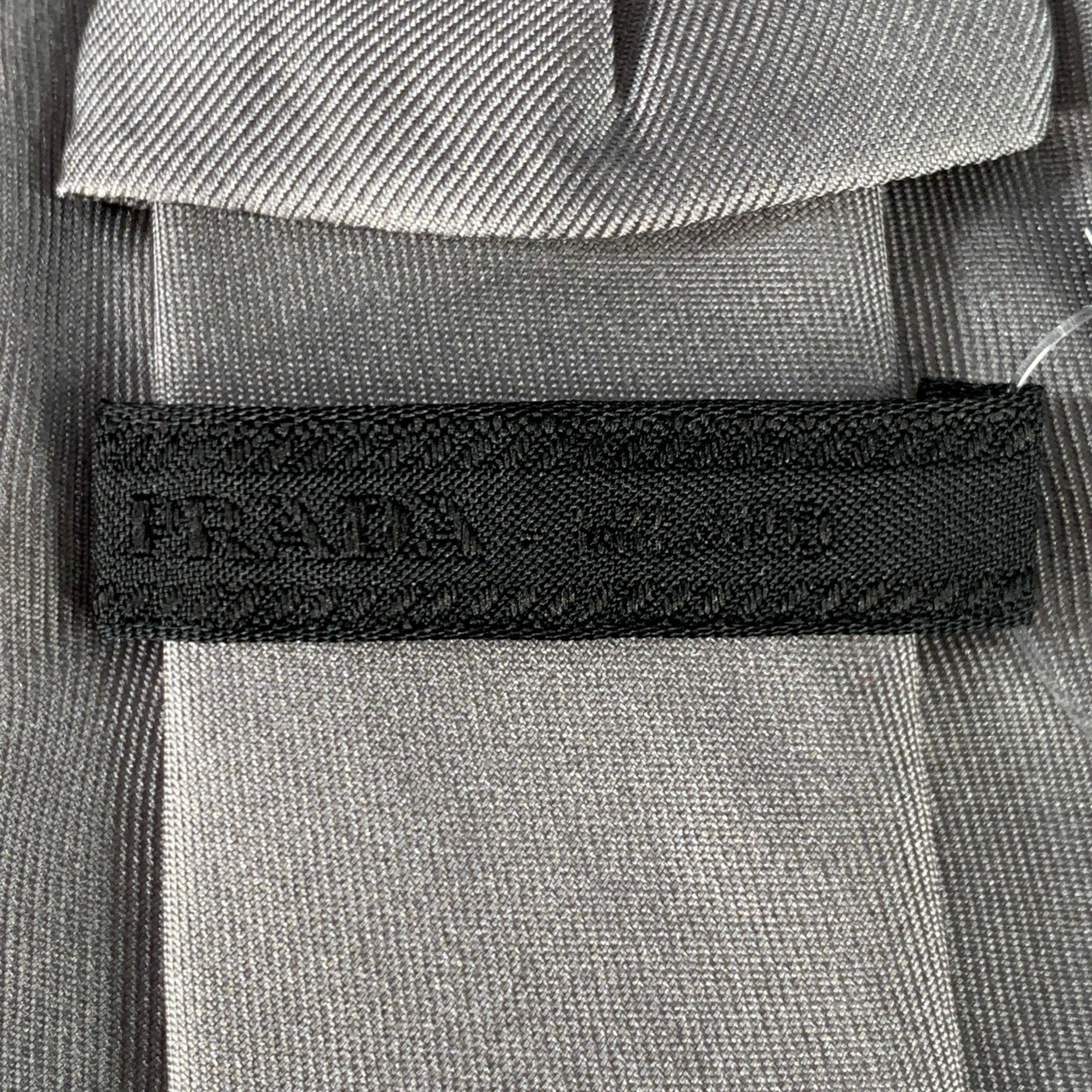 GUCCI Grey Navy Blue Stripe Silk Skinny Tie In Excellent Condition In San Francisco, CA