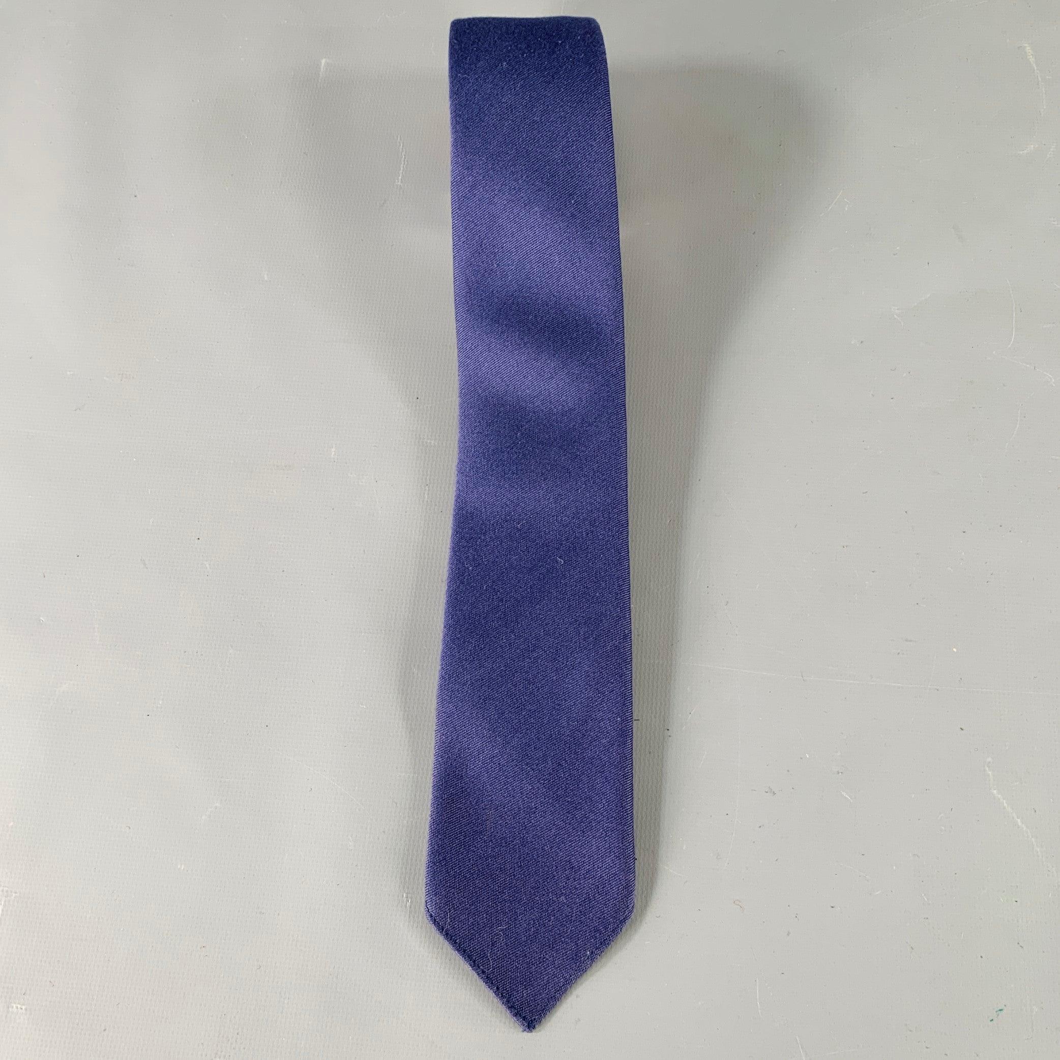 GUCCI necktie
in a grey, navy, and orange silk featuring a skinny style, and stripe detail.Excellent Pre-Owned Condition. 

Measurements: 
  Width: 2 inches Length: 60 inches 
  
  
 
Sui Generis Reference: 137283
Category: Tie
More Details
   