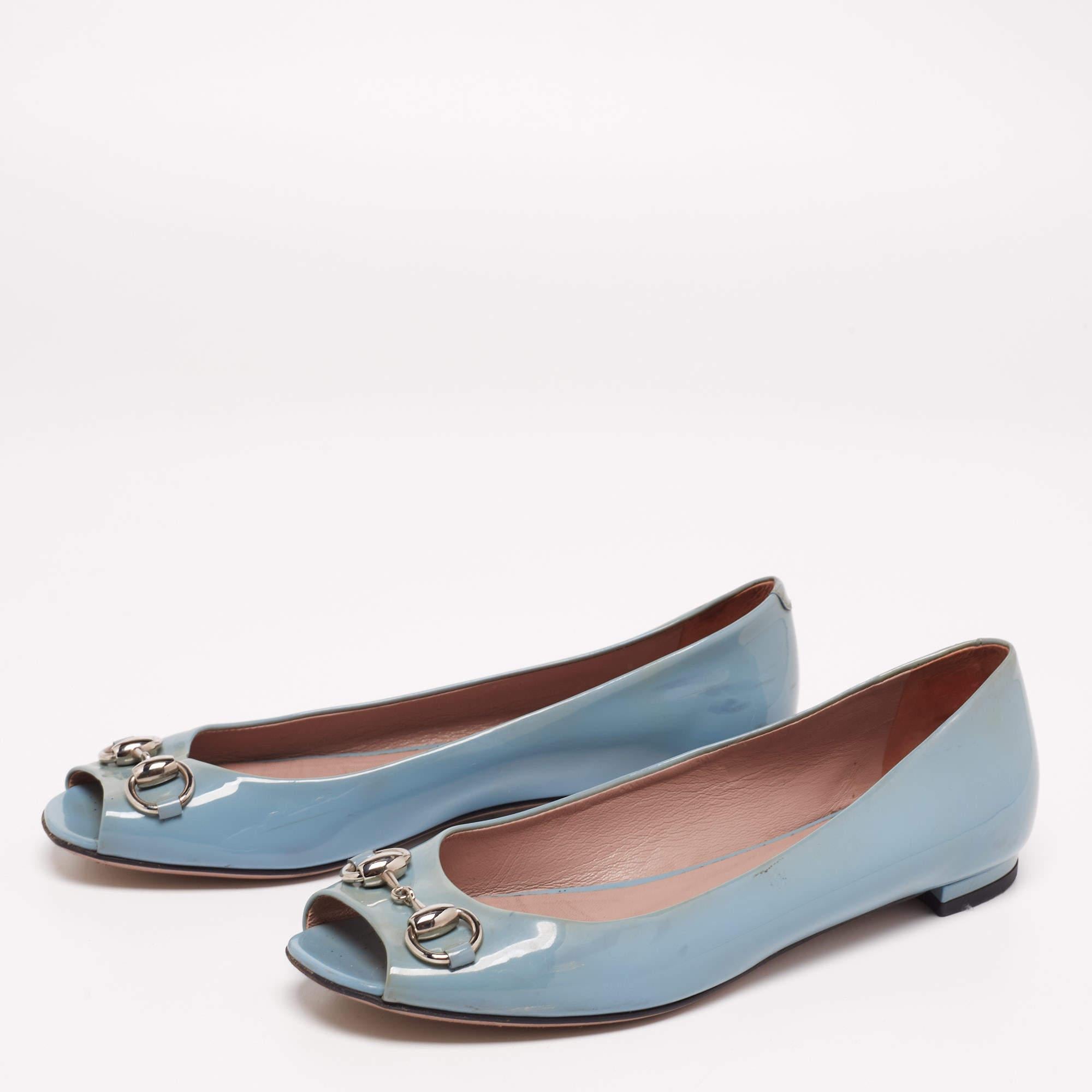 Añade un toque chic a tu armario esta temporada con estas bailarinas Gucci. Diseñado en charol gris, este par se presenta con una punta redondeada y el característico detalle Horsebit en los empeines. Las plantillas ligeramente acolchadas y las