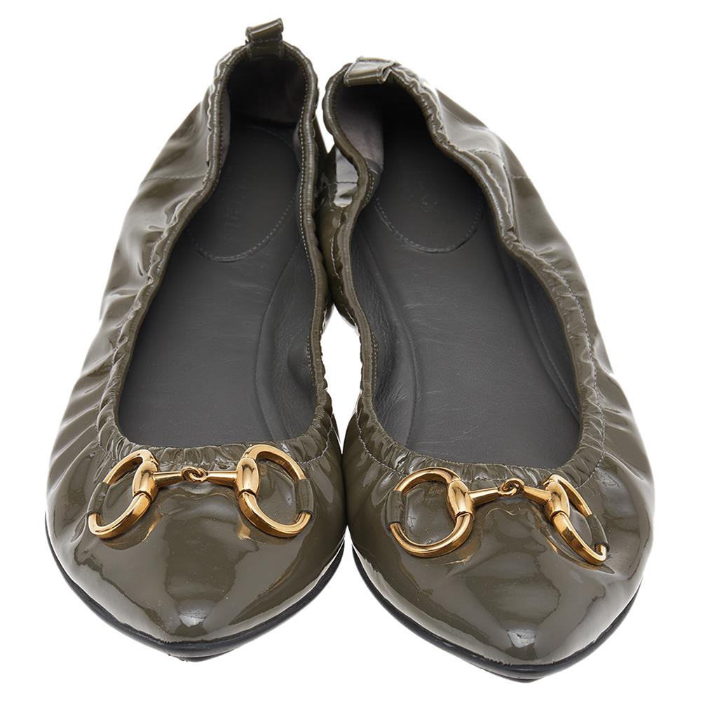 Gucci Grey Patent Leather Horsebit Pointed Toe Scrunch Ballet Flats Size 41 In Good Condition In Dubai, Al Qouz 2