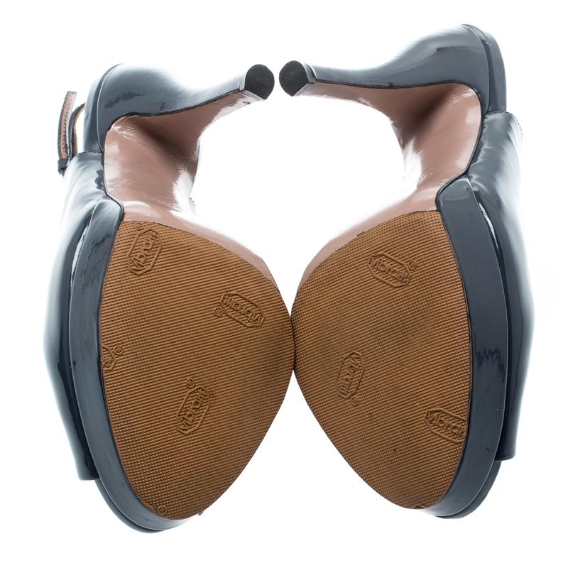 Gucci Grey Patent Leather Peep Toe Slingback Sandals Size 35.5 In Good Condition In Dubai, Al Qouz 2