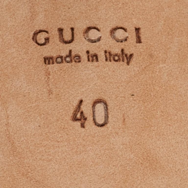 Indossa questi sandali firmati per abbellire qualsiasi outfit. Sono versatili, chic e si possono abbinare facilmente. Realizzati con materiali di qualità, questi sandali sono ben costruiti e duraturi.